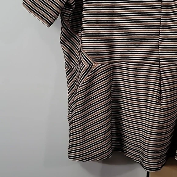 Woman's Talbots 1X Short Sleeve Top, Zipper in Back, Preloved Tan Black pinstrip - Picture 8 of 13